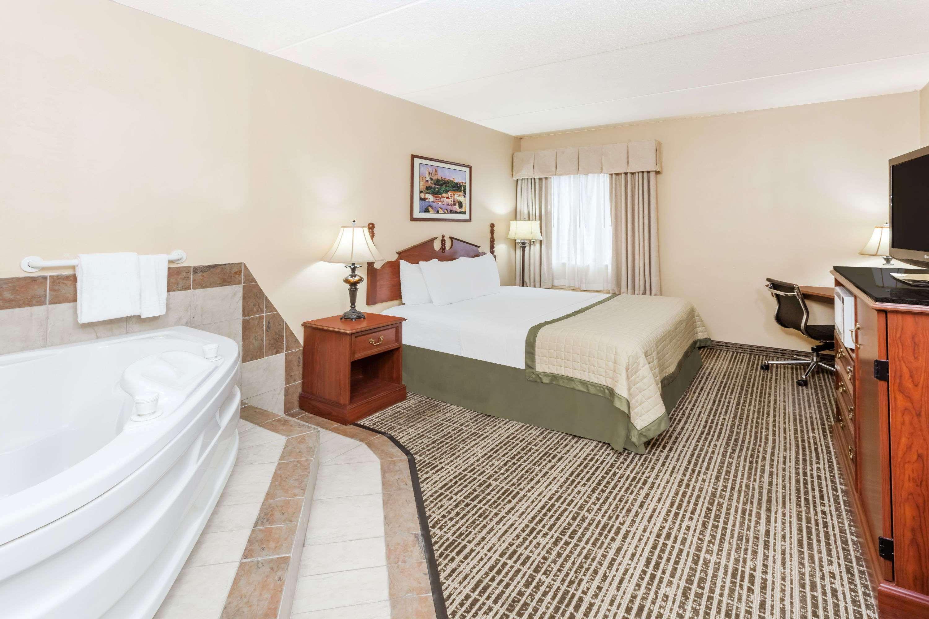 Baymont By Wyndham Elkhart Hotel Exterior photo