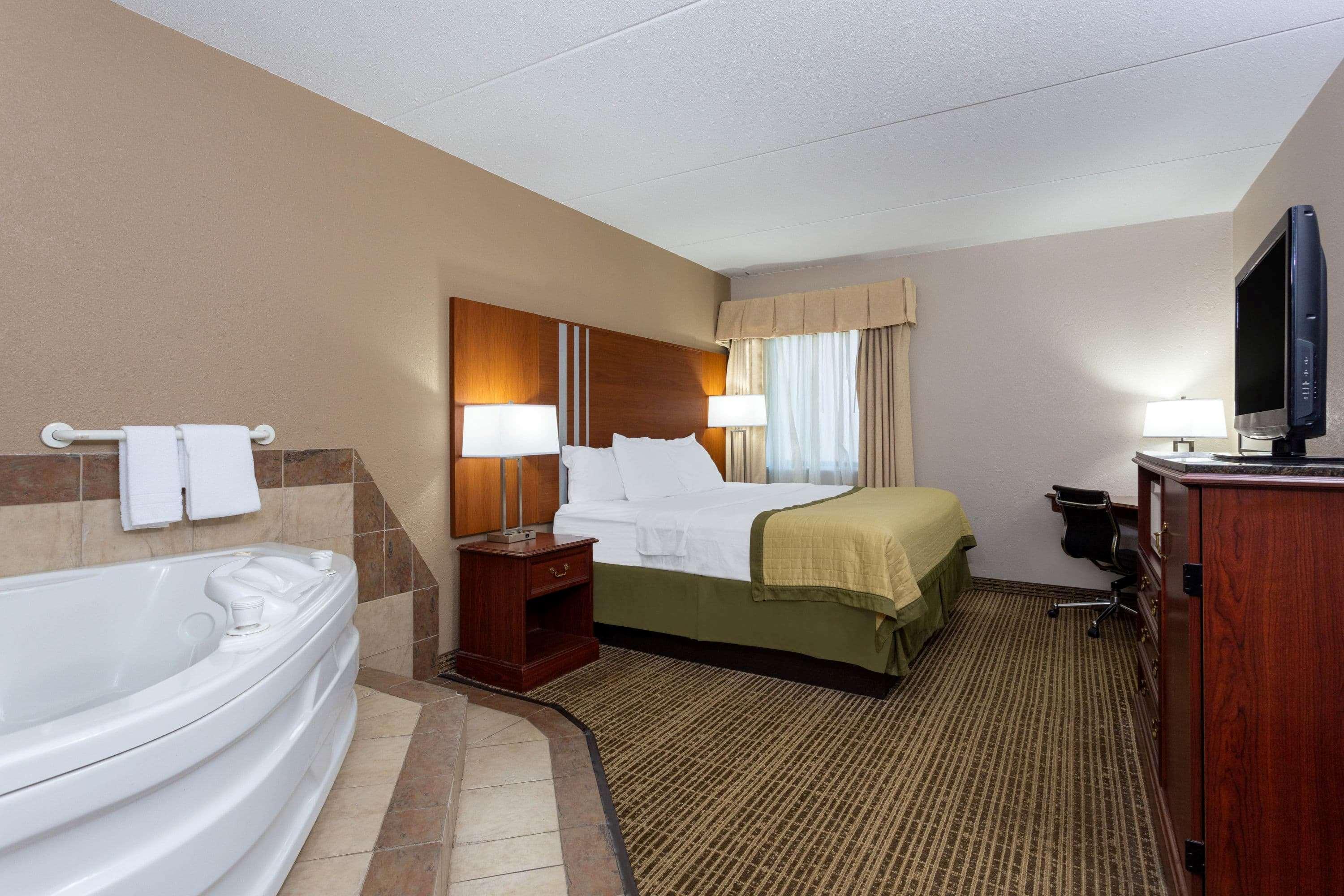 Baymont By Wyndham Elkhart Hotel Exterior photo