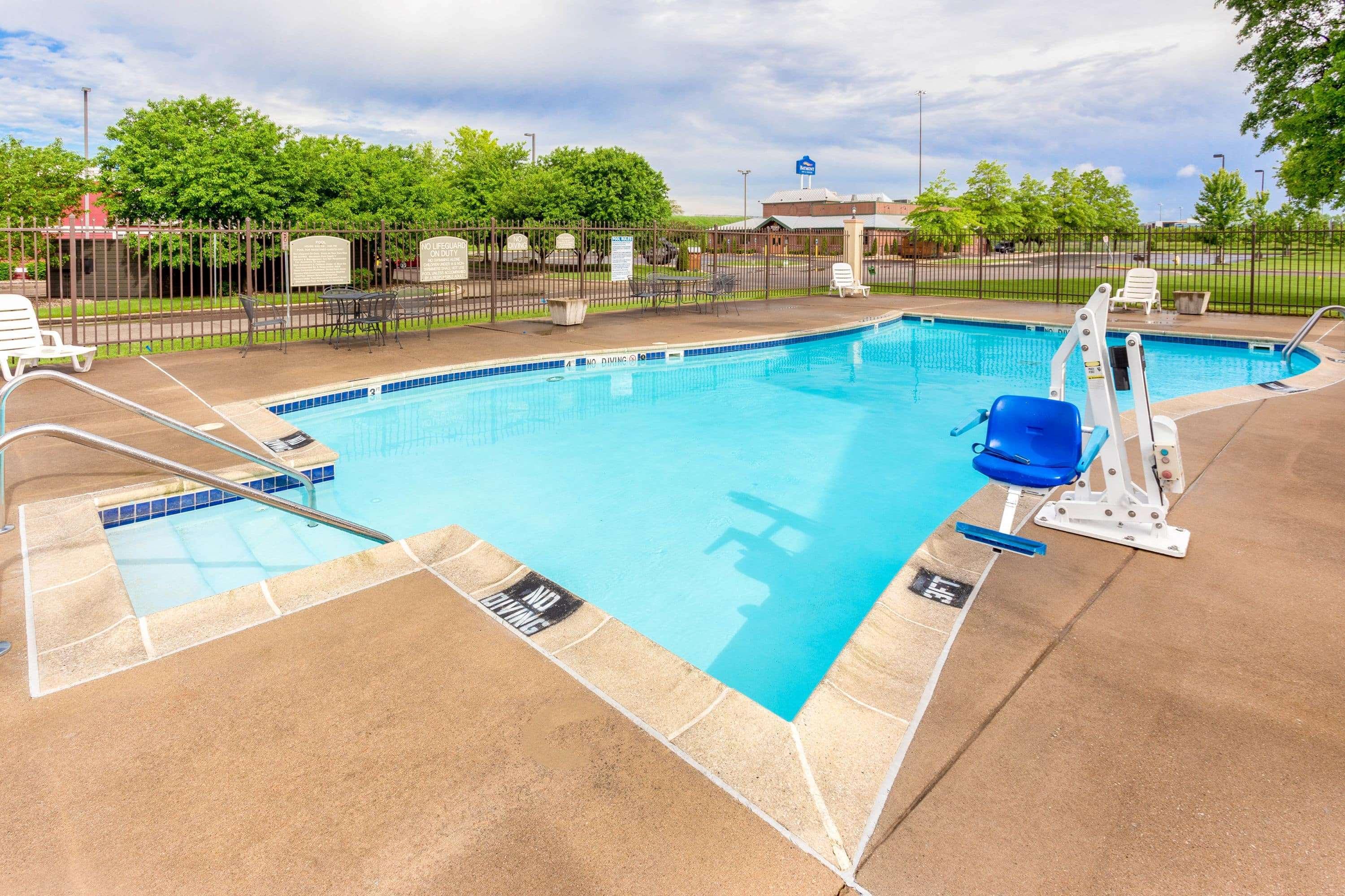 Baymont By Wyndham Elkhart Hotel Exterior photo