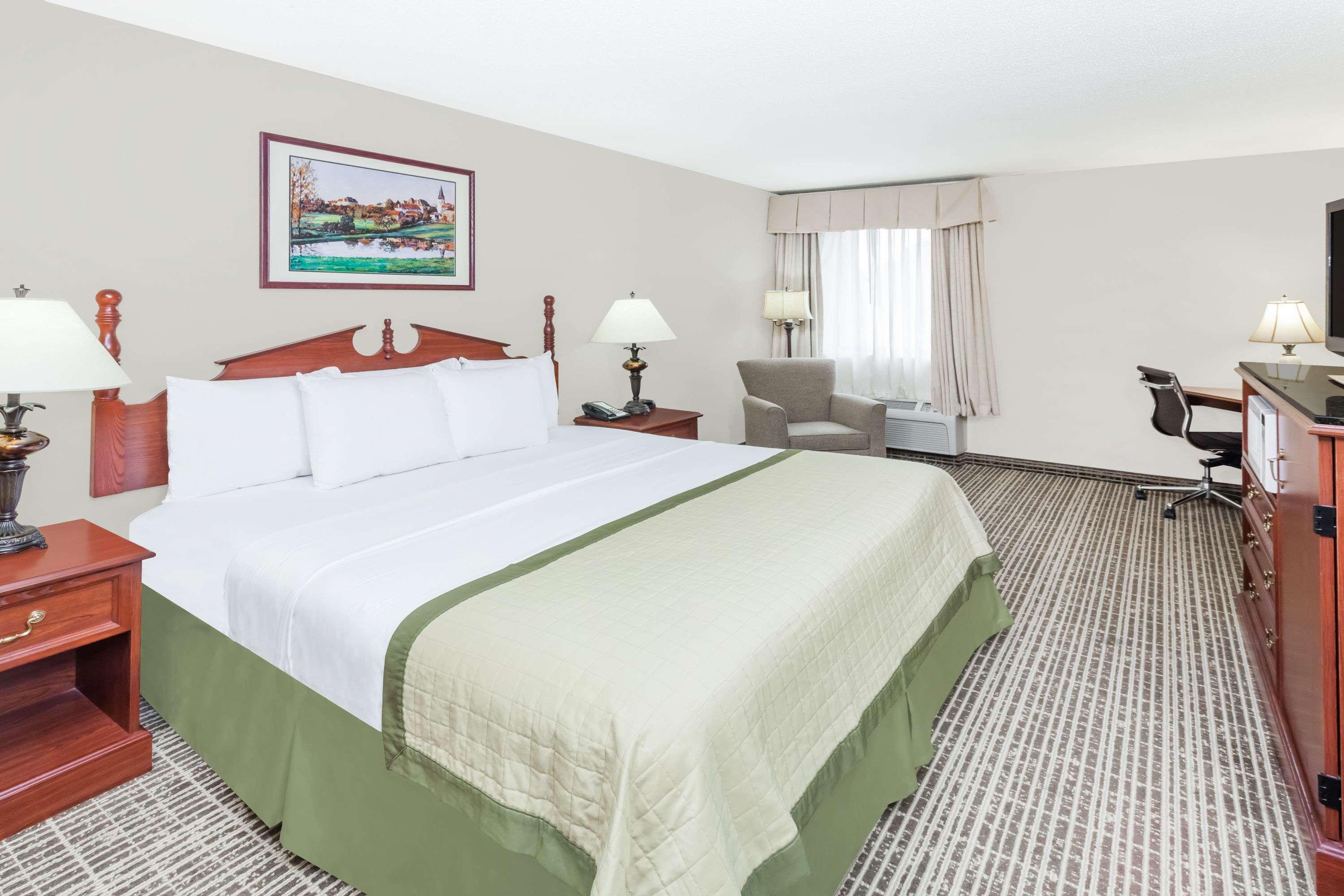 Baymont By Wyndham Elkhart Hotel Exterior photo