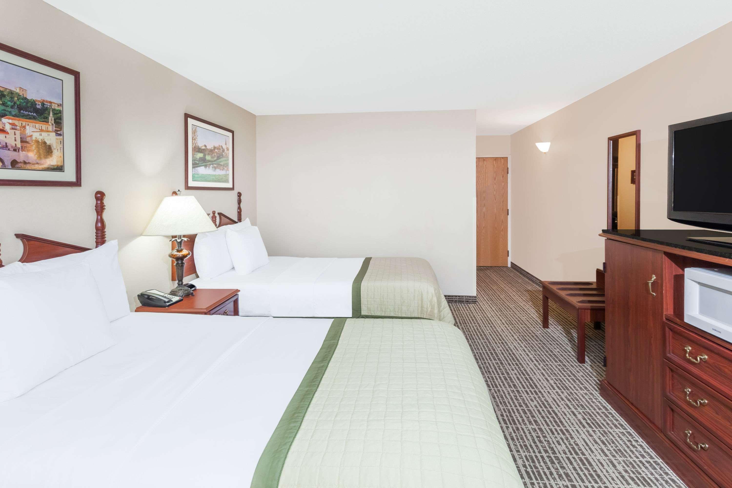 Baymont By Wyndham Elkhart Hotel Exterior photo