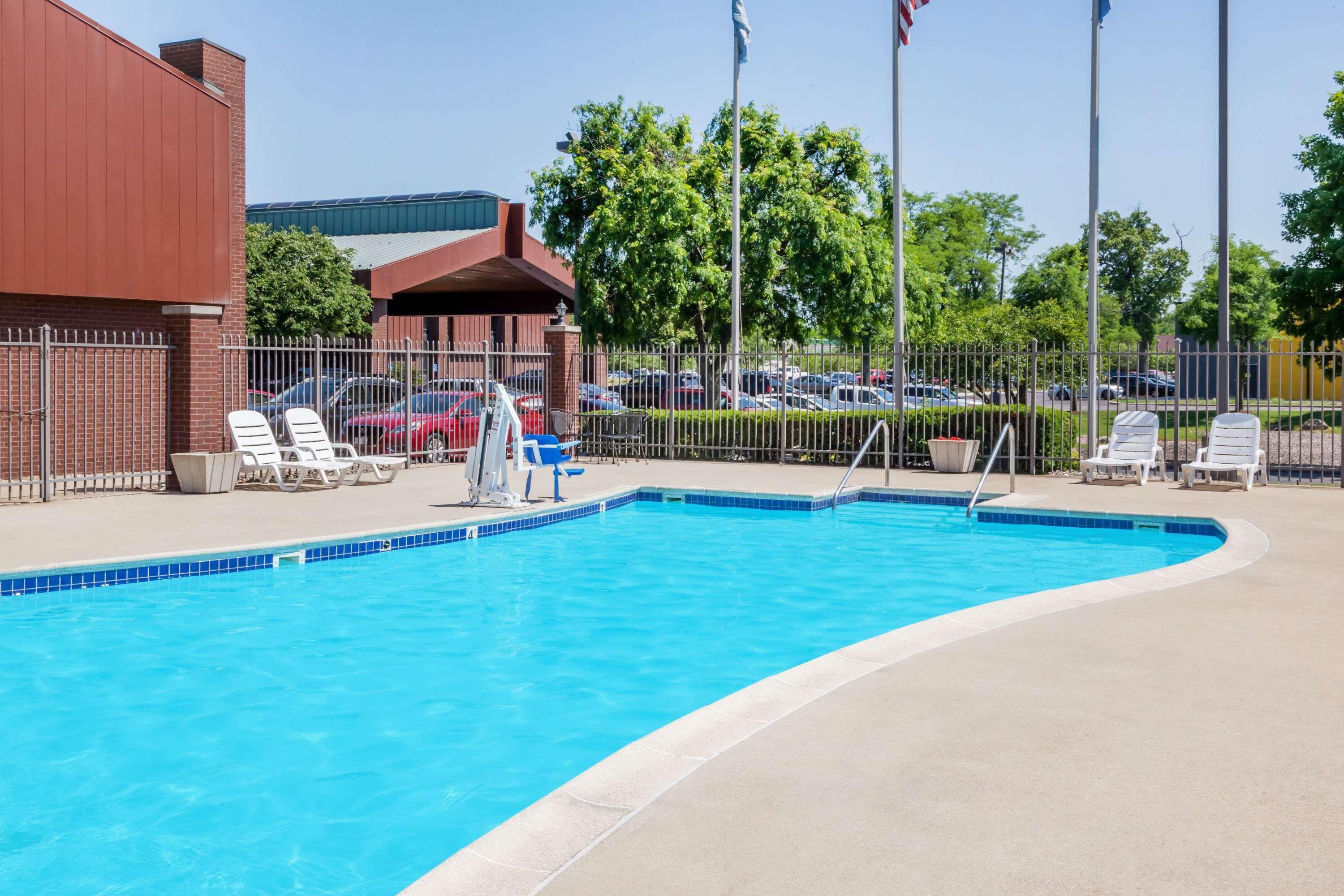 Baymont By Wyndham Elkhart Hotel Exterior photo